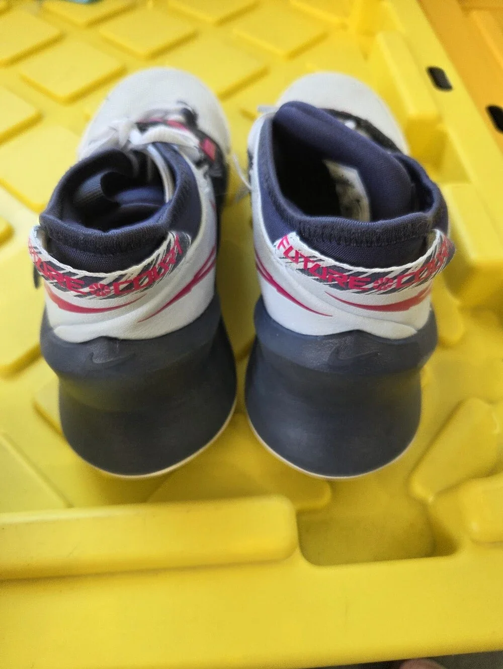 Nike Future Court 3 (GS) Grey/Fireberry Kid's Basketball Shoes - Size 4.5Y